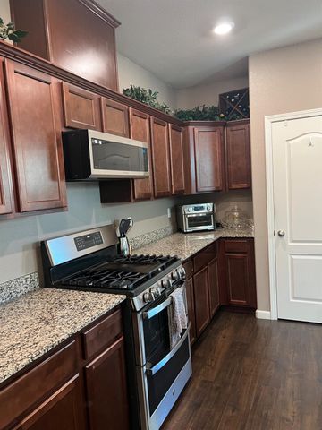 9914 Macabee Ln, Elk Grove, CA 95757