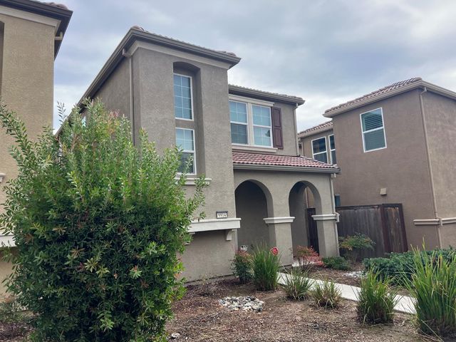 9914 Macabee Ln, Elk Grove, CA 95757