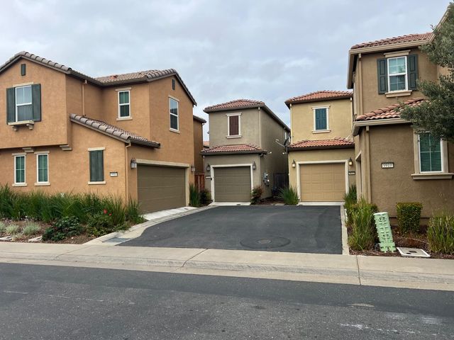 9914 Macabee Ln, Elk Grove, CA 95757