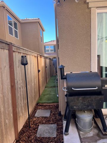 9914 Macabee Ln, Elk Grove, CA 95757