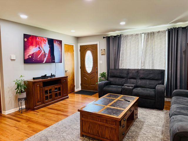 6906 W 91st Street, Bridgeview, IL 60455