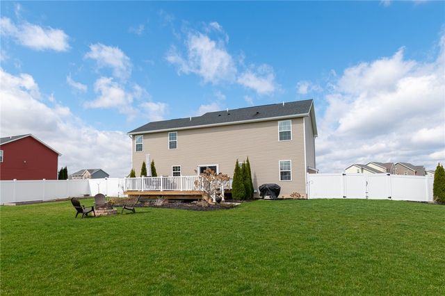 1609 Clovertrail Drive, Farmington, NY 14425