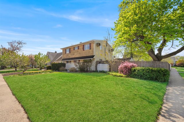 2 Bent Lane, Levittown, NY 11756