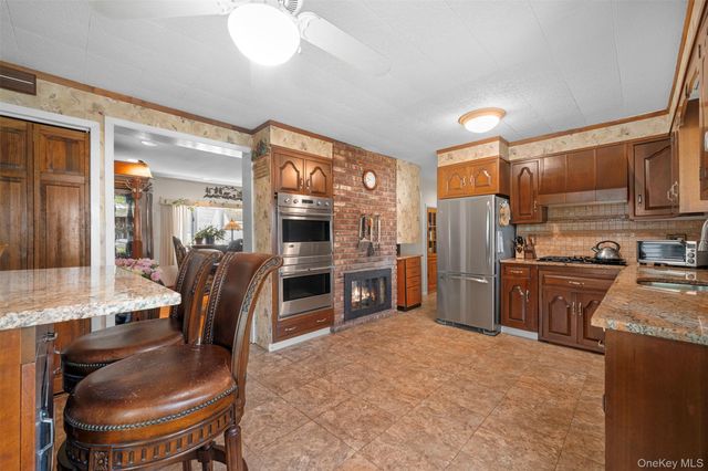 2 Bent Lane, Levittown, NY 11756