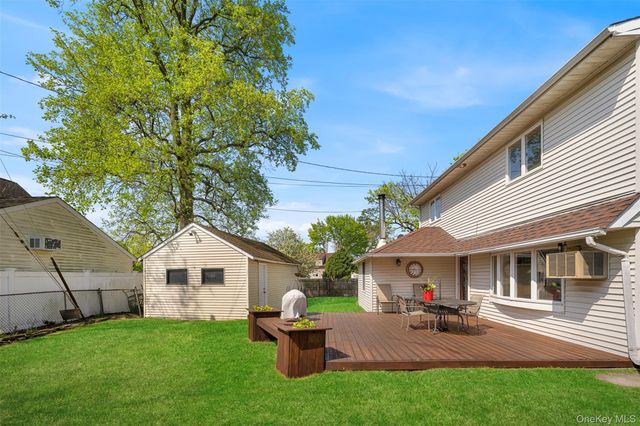 2 Bent Lane, Levittown, NY 11756