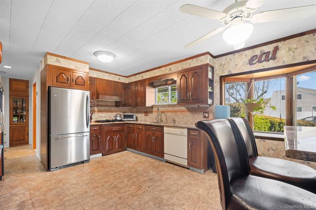 2 Bent Lane, Levittown, NY 11756