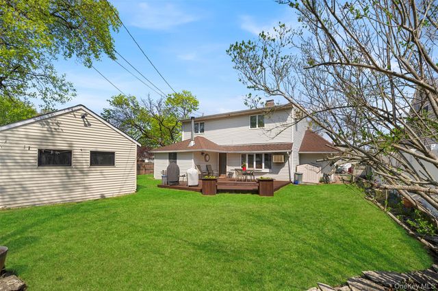 2 Bent Lane, Levittown, NY 11756