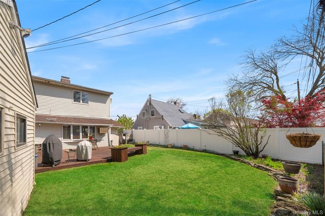 2 Bent Lane, Levittown, NY 11756