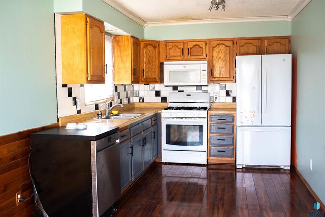 5116 E 16th St Street, Sioux Falls, SD 57110