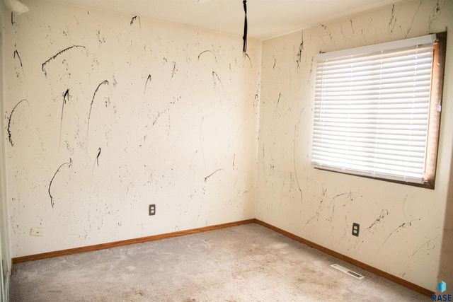 5116 E 16th St Street, Sioux Falls, SD 57110