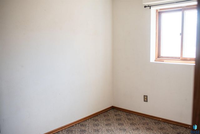 5116 E 16th St Street, Sioux Falls, SD 57110