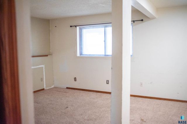 5116 E 16th St Street, Sioux Falls, SD 57110