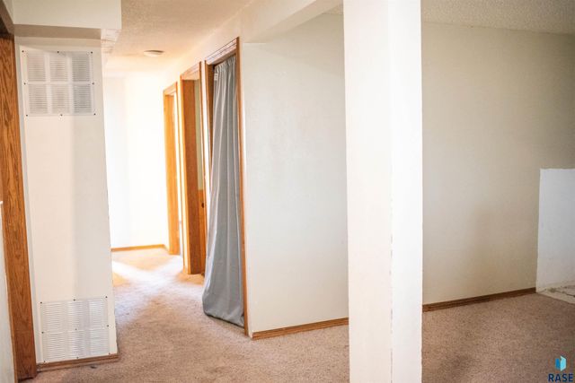 5116 E 16th St Street, Sioux Falls, SD 57110