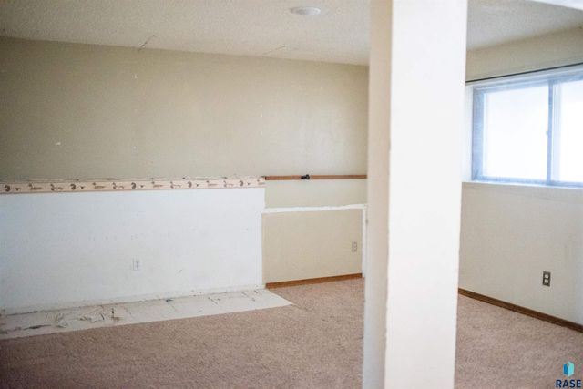 5116 E 16th St Street, Sioux Falls, SD 57110