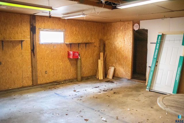 5116 E 16th St Street, Sioux Falls, SD 57110