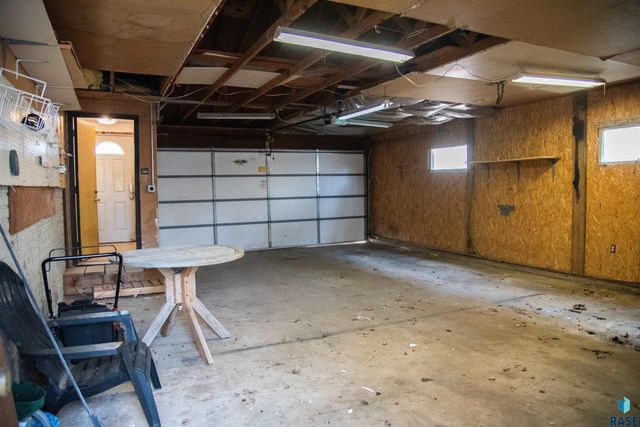 5116 E 16th St Street, Sioux Falls, SD 57110