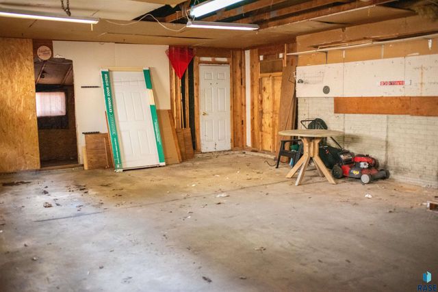 5116 E 16th St Street, Sioux Falls, SD 57110