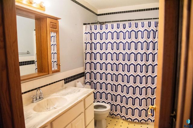 5116 E 16th St Street, Sioux Falls, SD 57110