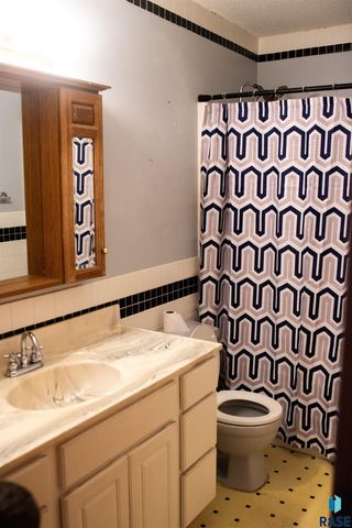 5116 E 16th St Street, Sioux Falls, SD 57110