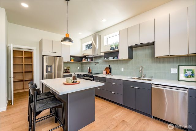 5116 15th Avenue S, Seattle, WA 98108