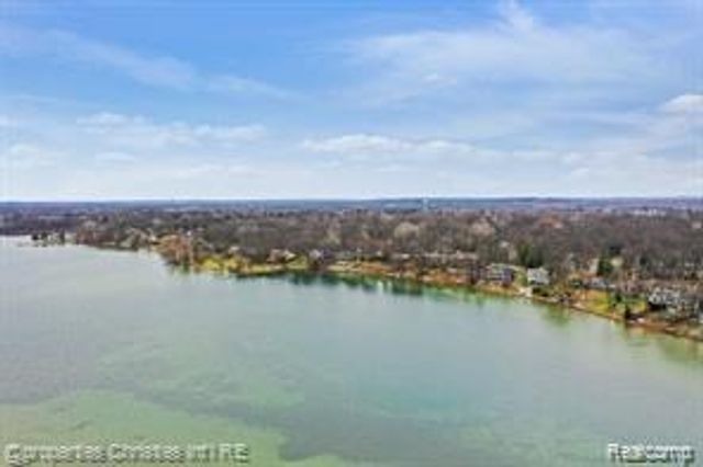 4166 Middledale Avenue, West Bloomfield, MI 48323
