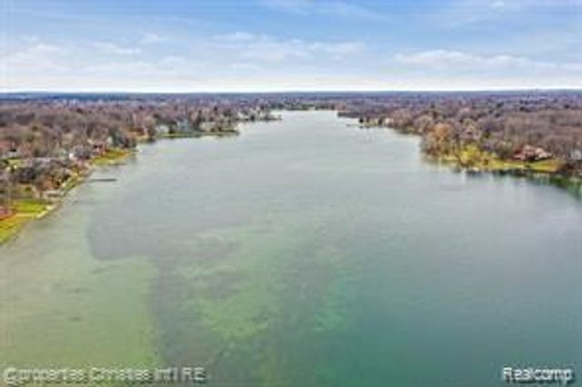 4166 Middledale Avenue, West Bloomfield, MI 48323