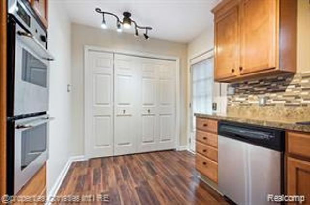 4166 Middledale Avenue, West Bloomfield, MI 48323