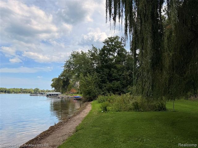 4166 Middledale Avenue, West Bloomfield, MI 48323
