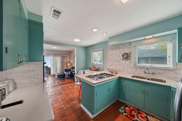 138 N Burnett Drive, Baytown, TX 77520