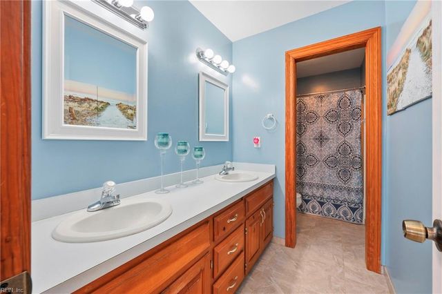 105 Waters DR, Moyock, NC 27958