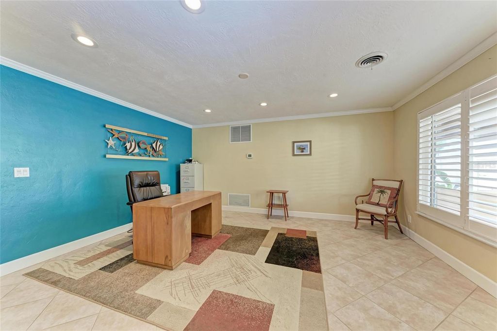 Image 15 of property listing at 724 HILLCREST DRIVE, Bradenton, FL 34209