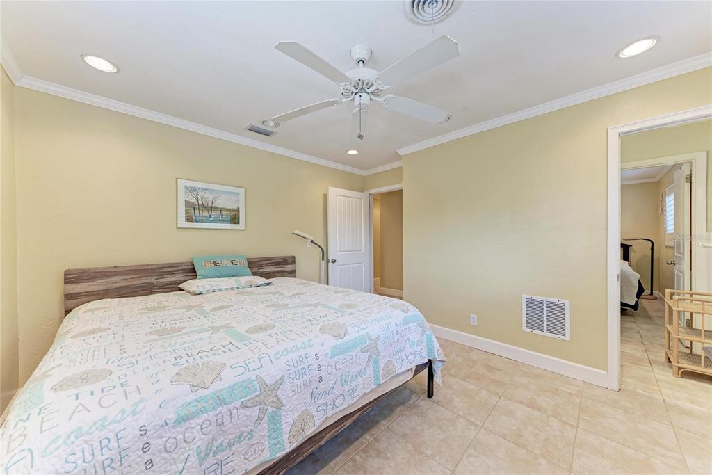Image 44 of property listing at 724 HILLCREST DRIVE, Bradenton, FL 34209
