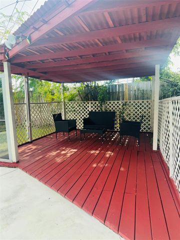 9827 Gold Cup Way, Houston, TX 77065