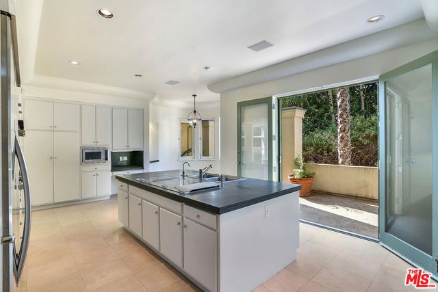 1368 Doheny Place, Los Angeles, CA 90069