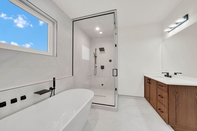 2248 W Ainslie Street, Chicago, IL 60625