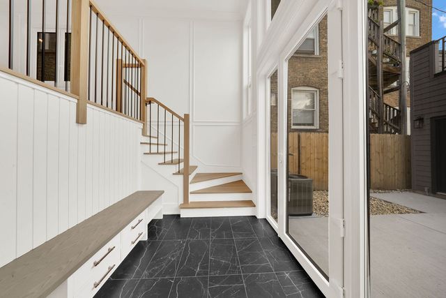 2248 W Ainslie Street, Chicago, IL 60625