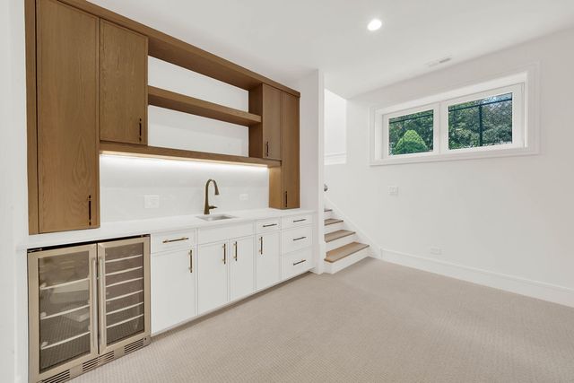 2248 W Ainslie Street, Chicago, IL 60625