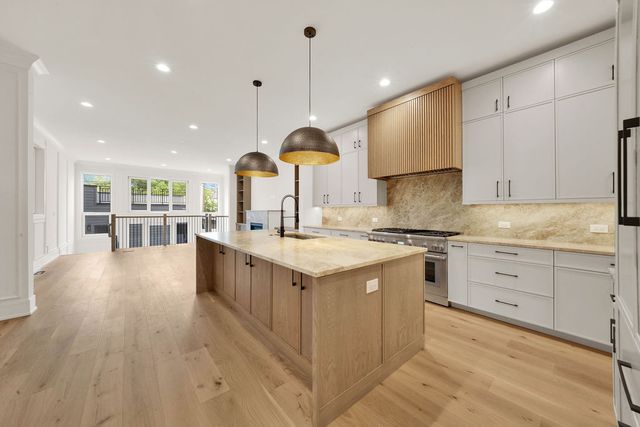 2248 W Ainslie Street, Chicago, IL 60625