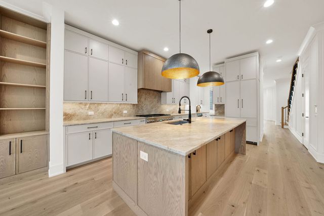 2248 W Ainslie Street, Chicago, IL 60625