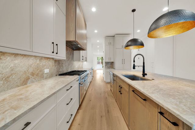 2248 W Ainslie Street, Chicago, IL 60625