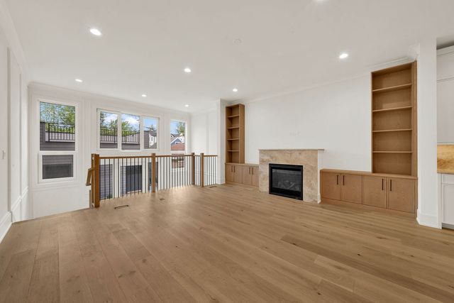 2248 W Ainslie Street, Chicago, IL 60625