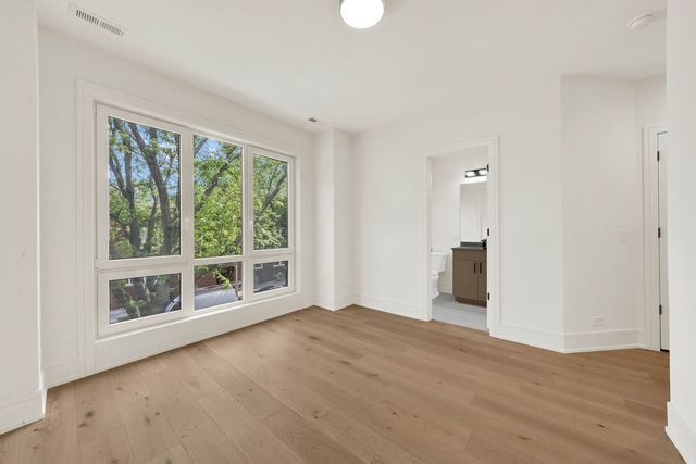 2248 W Ainslie Street, Chicago, IL 60625