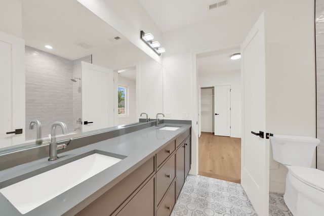 2248 W Ainslie Street, Chicago, IL 60625