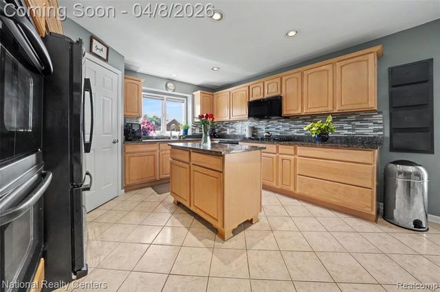 56175 Saint Andrews Drive, Macomb, MI 48042
