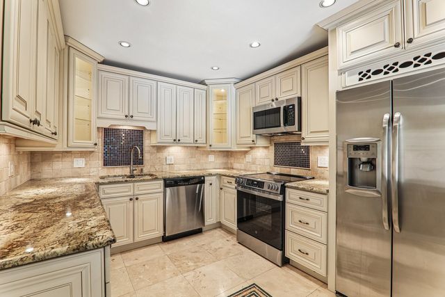 3950 Dundee Road 203, Northbrook, IL 60062