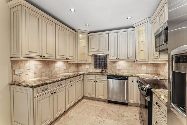 3950 Dundee Road 203, Northbrook, IL 60062