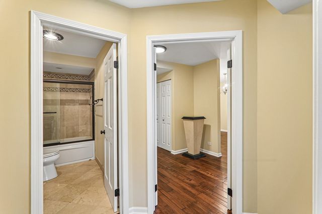 3950 Dundee Road 203, Northbrook, IL 60062