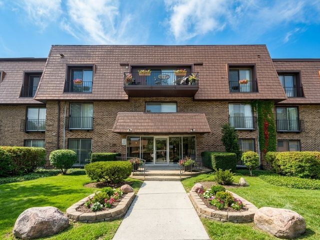 3950 Dundee Road 203, Northbrook, IL 60062