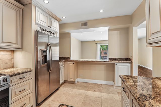 3950 Dundee Road 203, Northbrook, IL 60062
