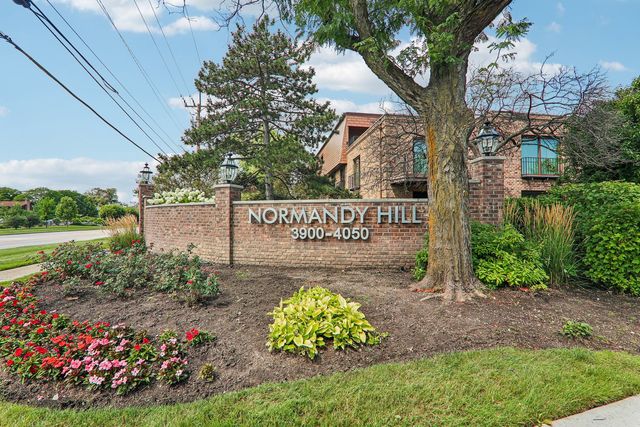 3950 Dundee Road 203, Northbrook, IL 60062